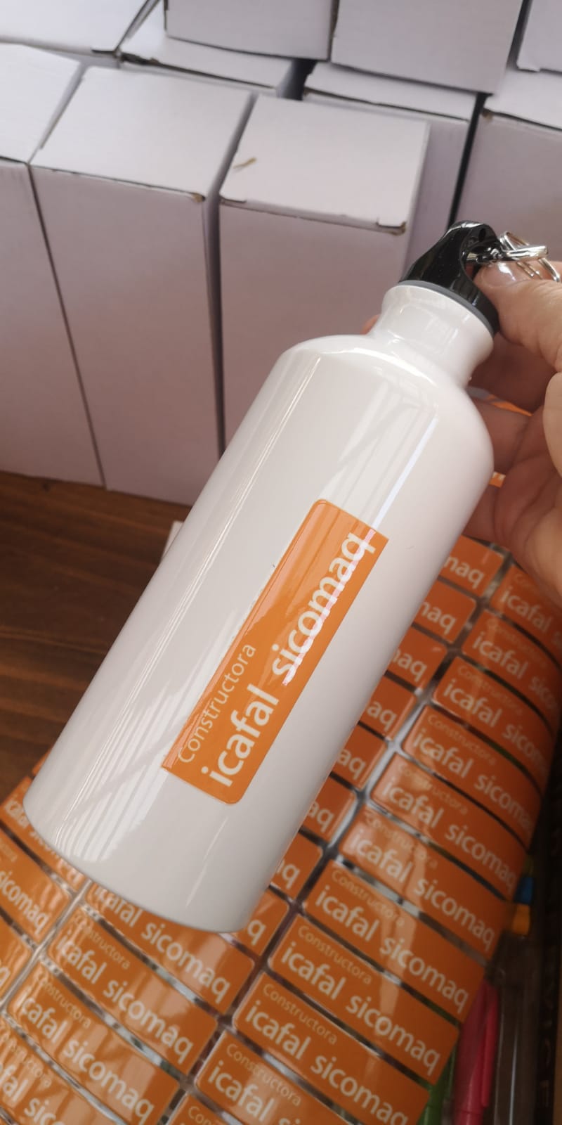 Botella metálica con logo